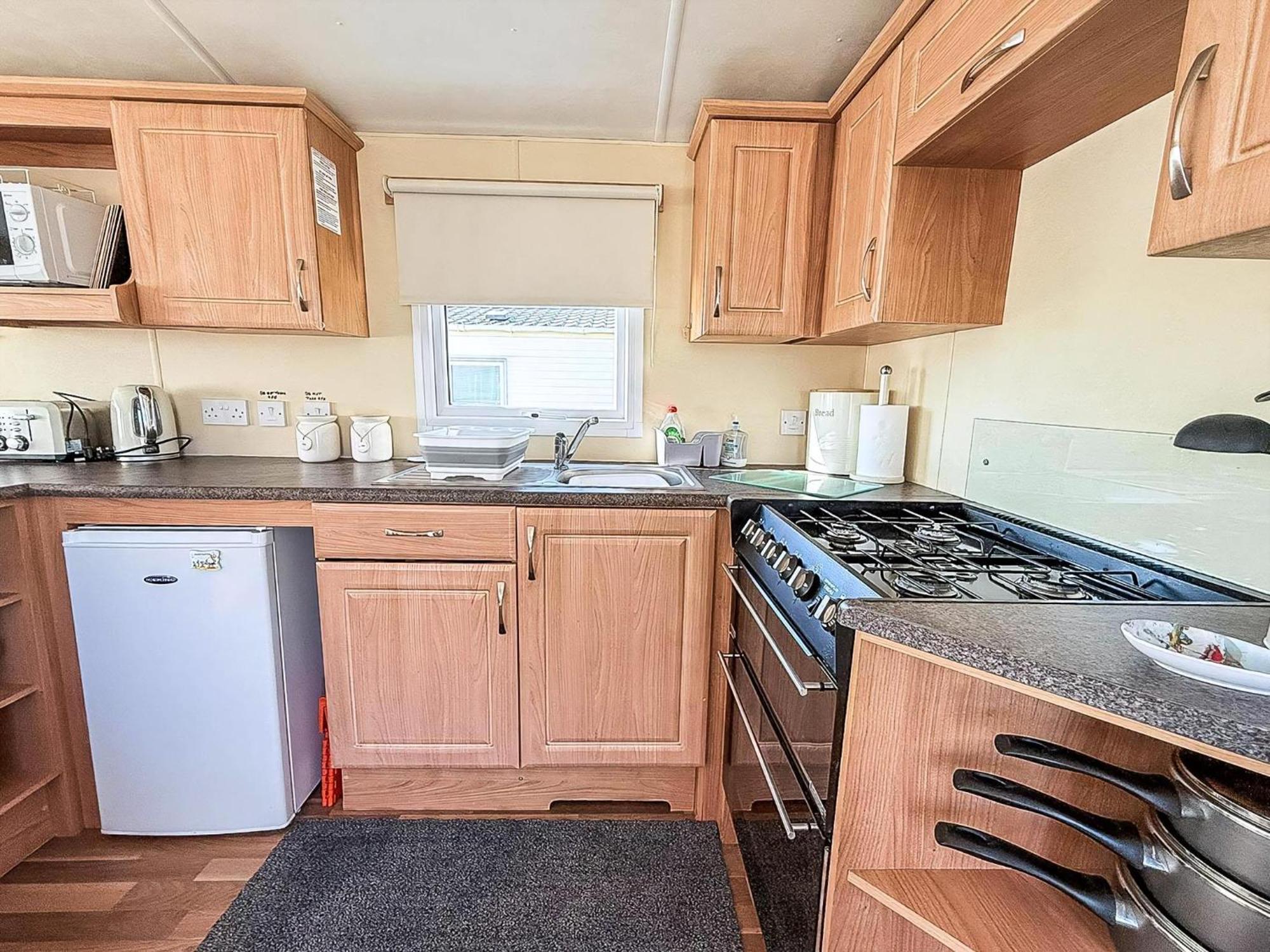Caravan With Decking At Manor Park In Hunstanton, Sleeps 6 Ref 23045B Exterior photo